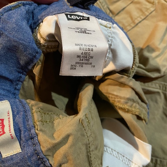 Levi cargo shorts. Sz 4 (3-4 yrs). Khaki color. 2 cargo pockets velcro closure. - Picture 3 of 7